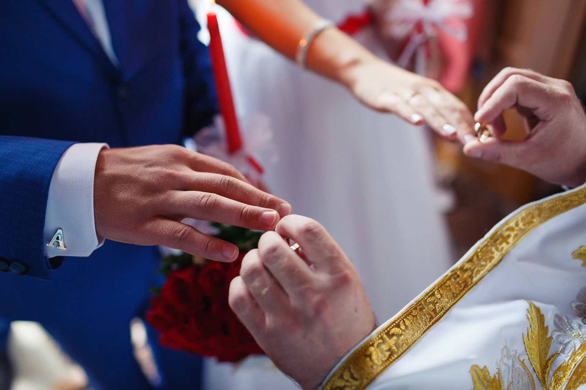 Ile za ślub kościelny? Ksiądz nie wytrzymał i rzucił kobiecie pieniędzmi w twarz.