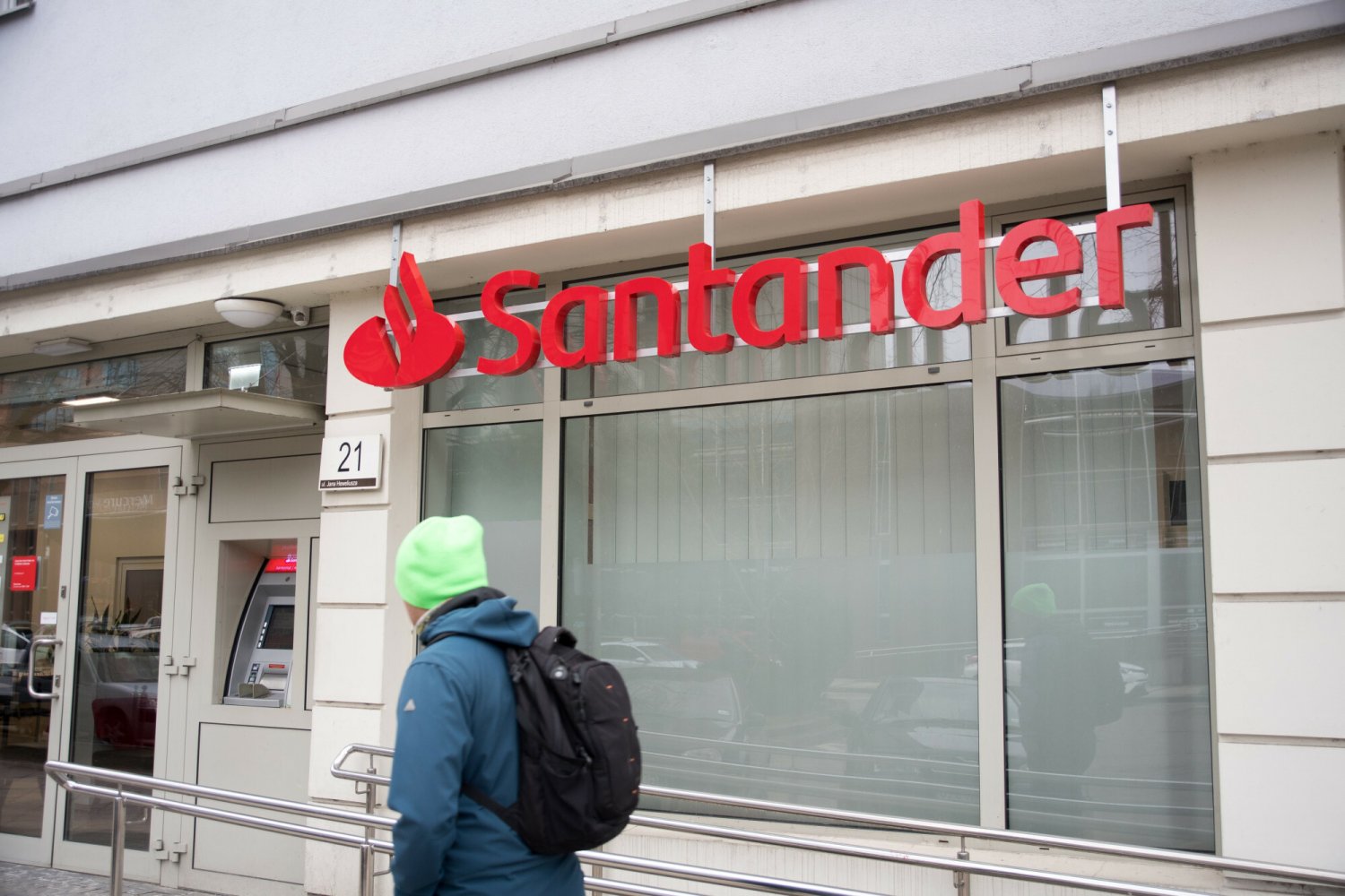 72-latka pozwała Santander Bank i wygrała. Nie musi spłacać cudzego kredytu