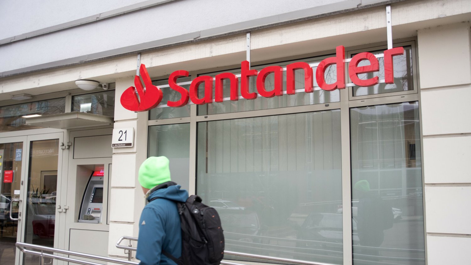 72-latka pozwała Santander Bank i wygrała. Nie musi spłacać cudzego kredytu
