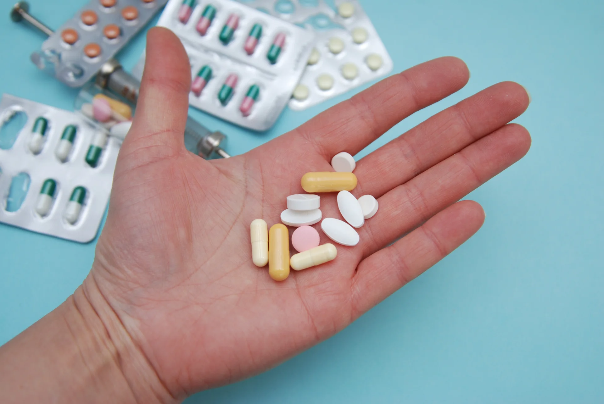 Leczenie antybiotykami może zwiększać ryzyko nowotworów i chorób zapalnych jelit.