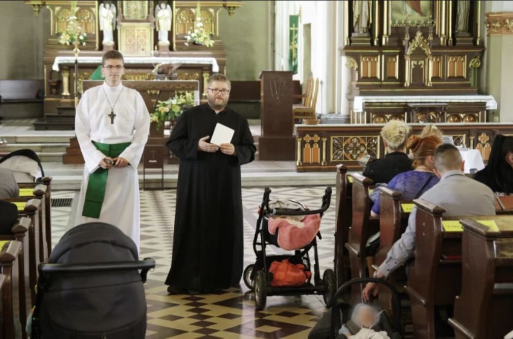 Polacy odchodzą od Kościoła katolickiego. Widać to także w malejącej liczbie chrzcin, szczególnie w dużych miastach.