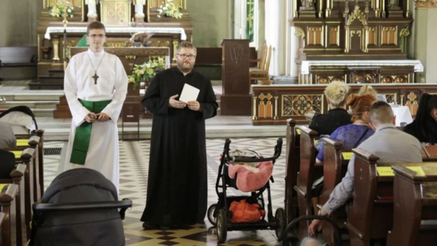 Polacy odchodzą od Kościoła katolickiego. Widać to także w malejącej liczbie chrzcin, szczególnie w dużych miastach.