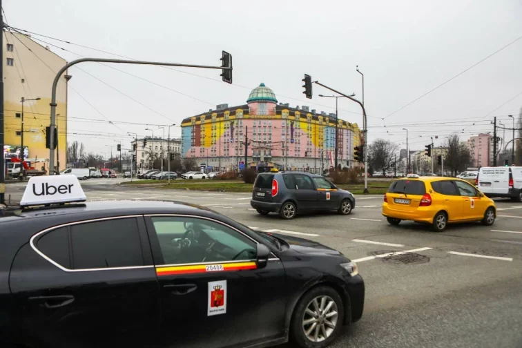 uber cena przejazd kurs bolt freenow zmiana przepisów 2024 polskie prawo jazdy