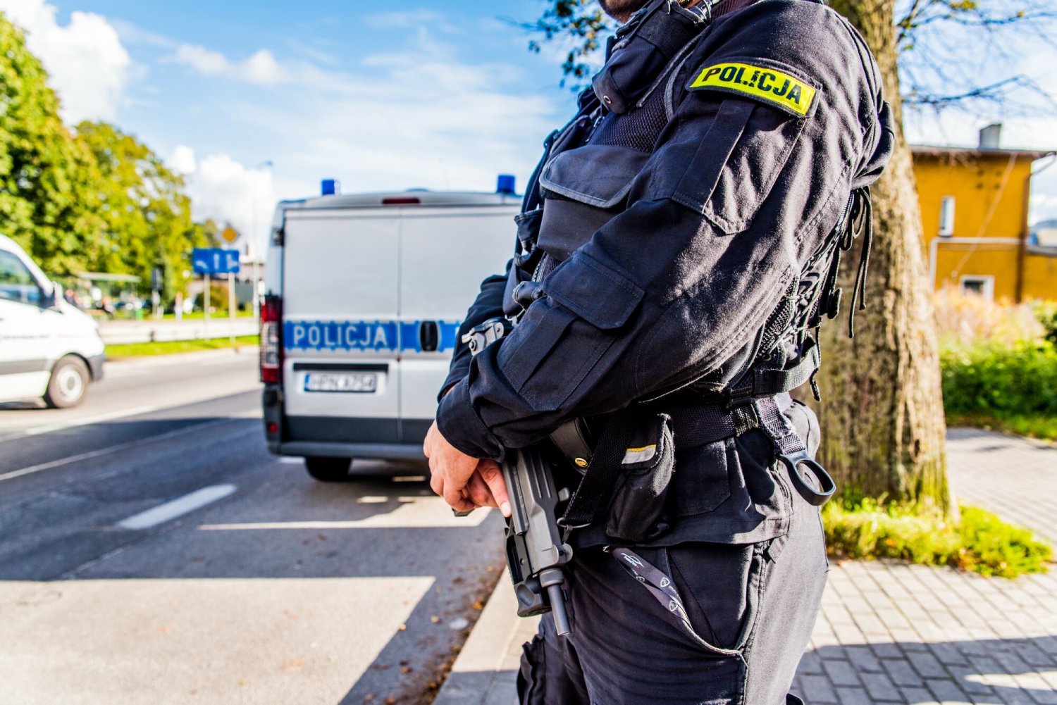 Trwa obława policji na sprawcę wypadku na warszawskiej Woli na rondzie Tybetu. Kierowca SUV-a przejechał 48-latka i uciekł.