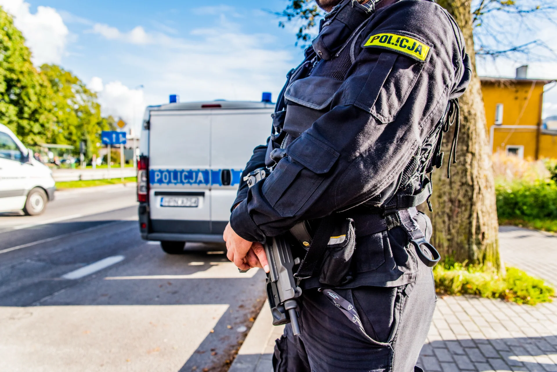 Trwa obława policji na sprawcę wypadku na warszawskiej Woli na rondzie Tybetu. Kierowca SUV-a przejechał 48-latka i uciekł.