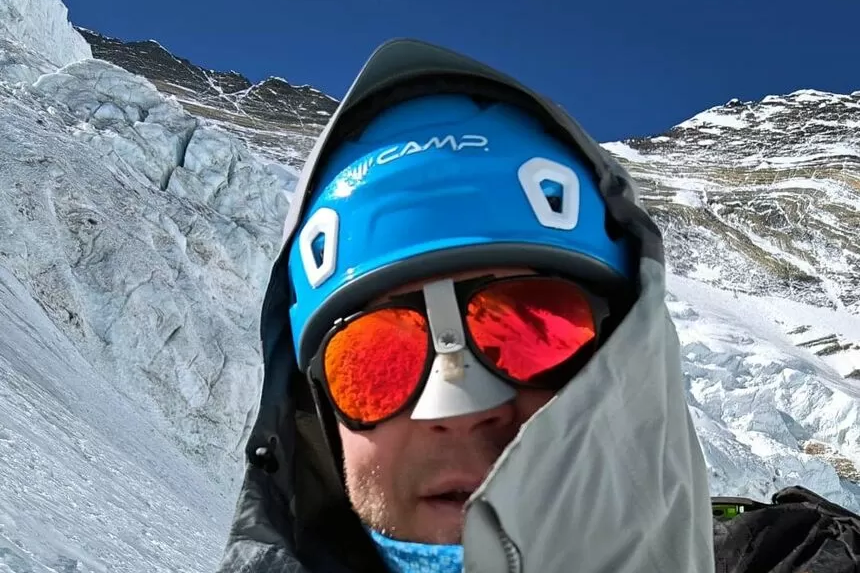 Piotr Krzyżowski jako drugi Polak w historii zdobył Mount Everest. Jednak innego wyczynu podczas tego wejścia dokonał prawdopodobnie jako pierwszy człowiek na świecie.