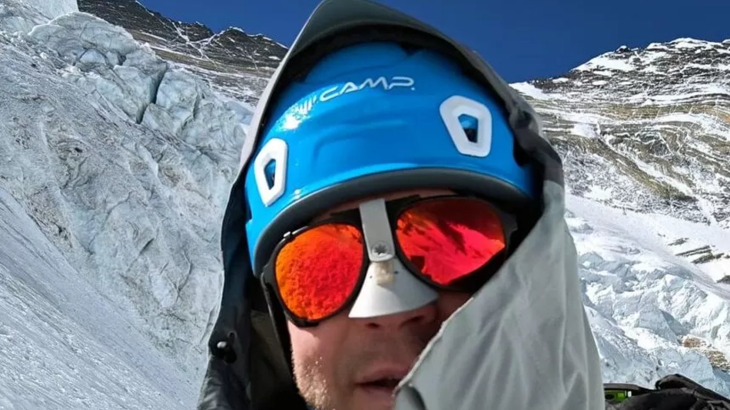 Piotr Krzyżowski jako drugi Polak w historii zdobył Mount Everest. Jednak innego wyczynu podczas tego wejścia dokonał prawdopodobnie jako pierwszy człowiek na świecie.