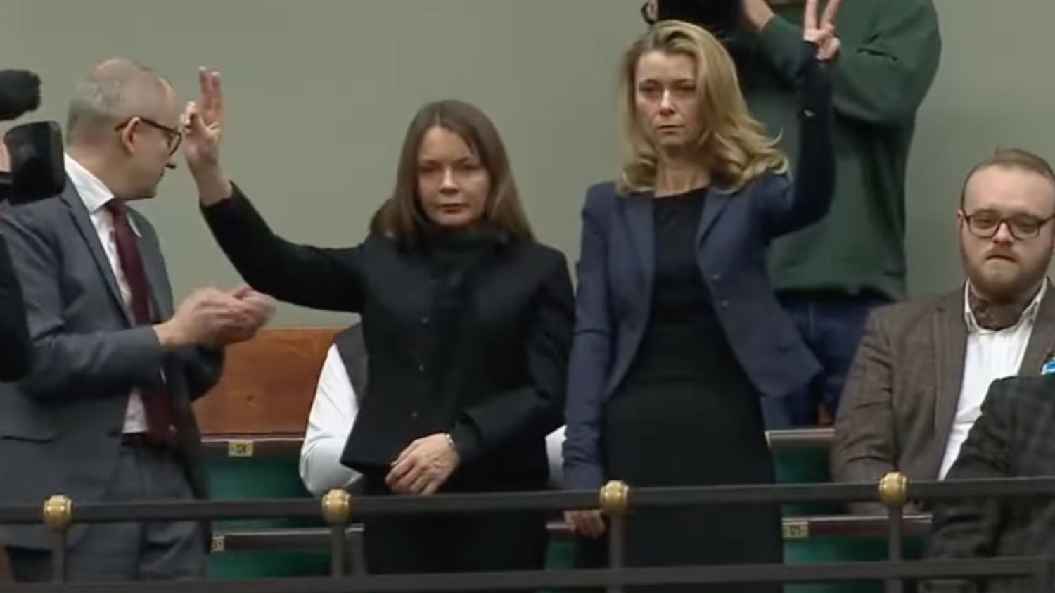 Stylistka modowa o żonach Wąsika i Kamińskiego. Nazwała je cierpiętnicami
