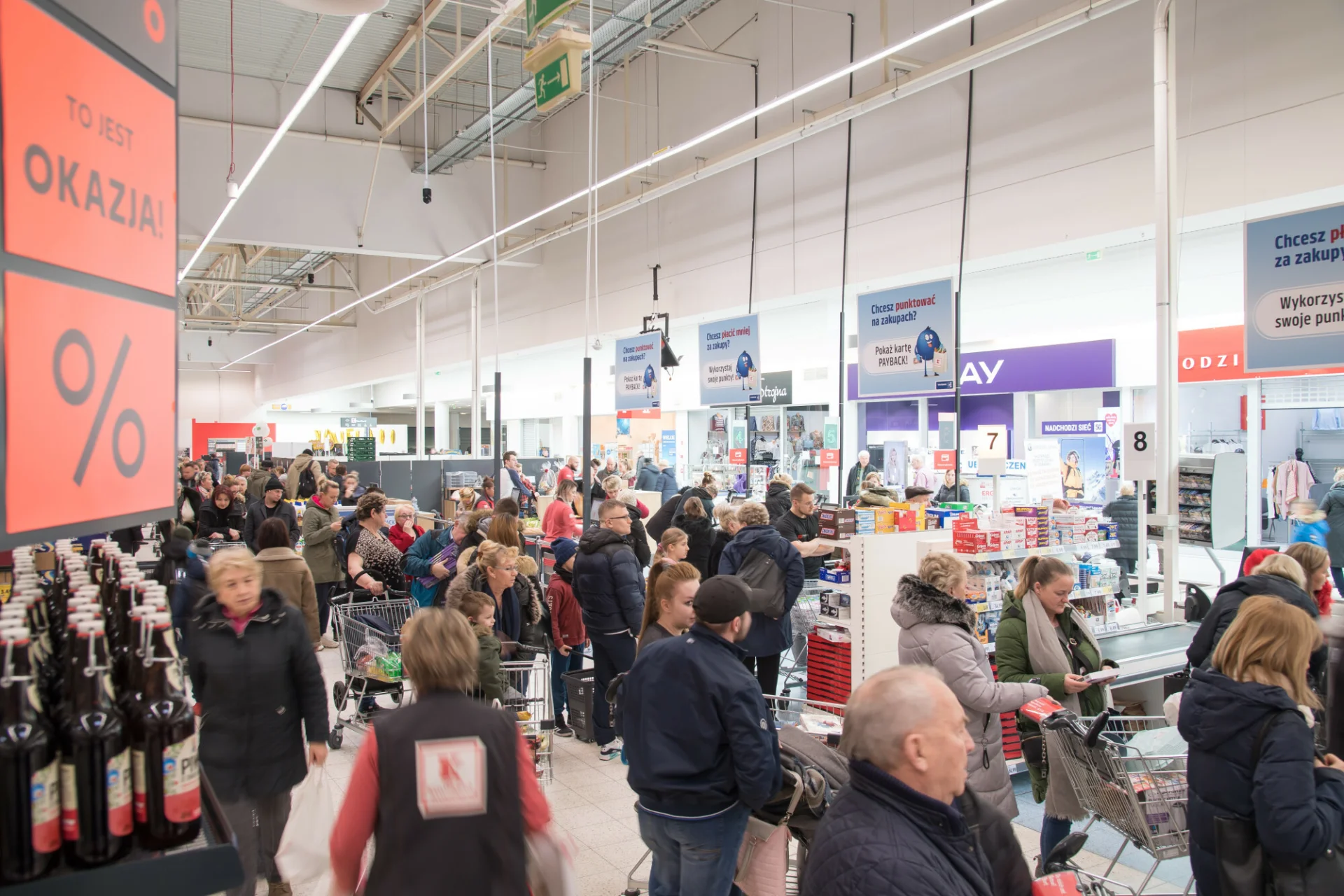 Oni nie chcą handlu w niedzielę. Zarabiają 3 tysiące na rękę, a pracują za trzech.