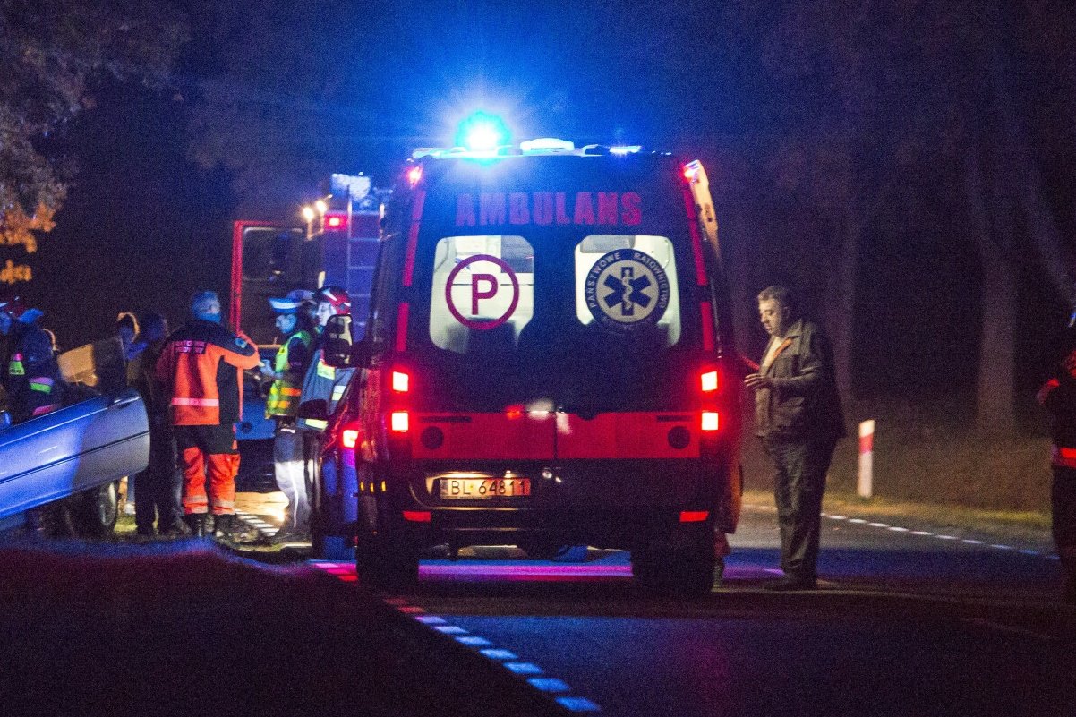 Pijany policjant wiózł kolegów na dachu kabrioleta. Skończyło się tragedią.
