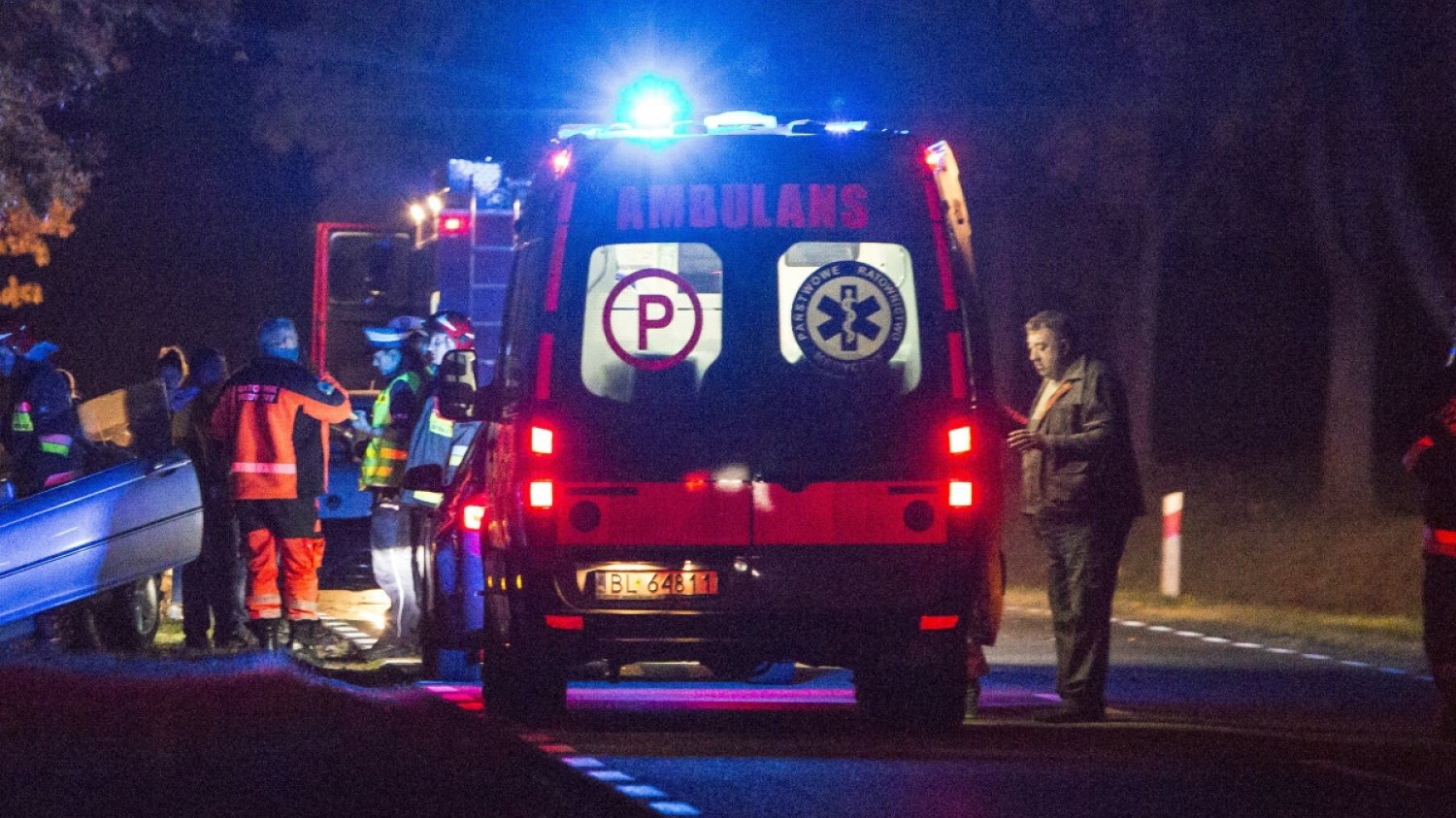 Pijany policjant wiózł kolegów na dachu kabrioleta. Skończyło się tragedią.