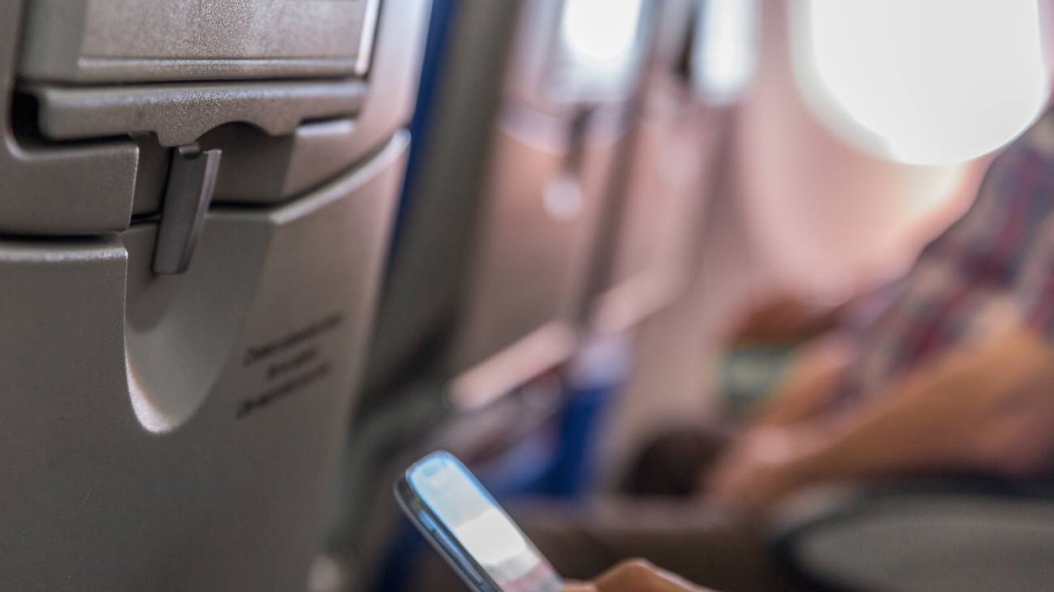 Po co jest tryb  samolotowy podczas lotu? Oto do czego doprowadzi