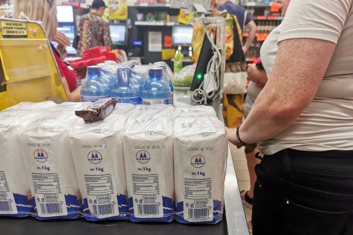 Klient znalazł 364 przeterminowane produkty w Biedronce. Zawiadomił policję.