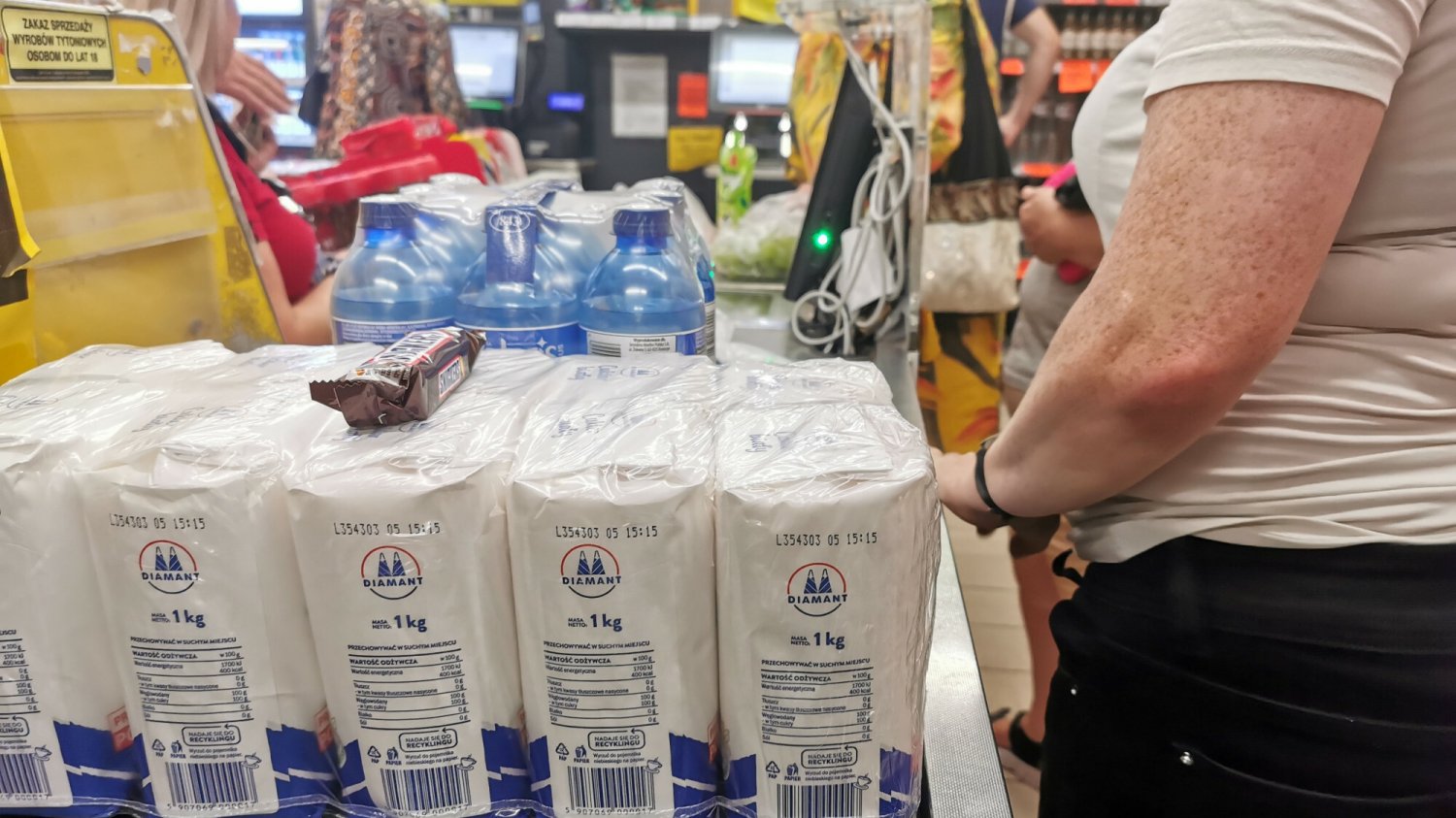 Klient znalazł 364 przeterminowane produkty w Biedronce. Zawiadomił policję.