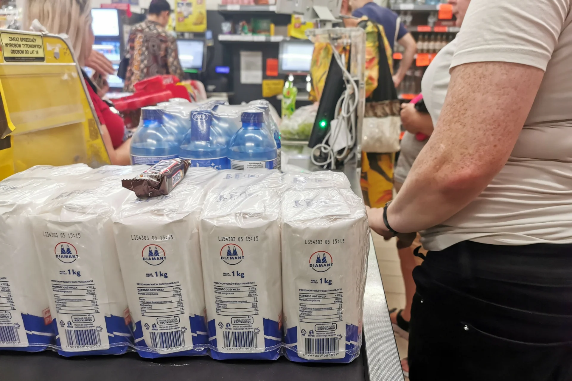 Klient znalazł 364 przeterminowane produkty w Biedronce. Zawiadomił policję.