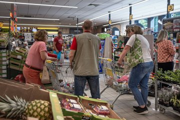 Szalone promocje na olej, mleko, kiełbasy, parówki i wiele innych rzeczy na początku wakacji w Biedronce.