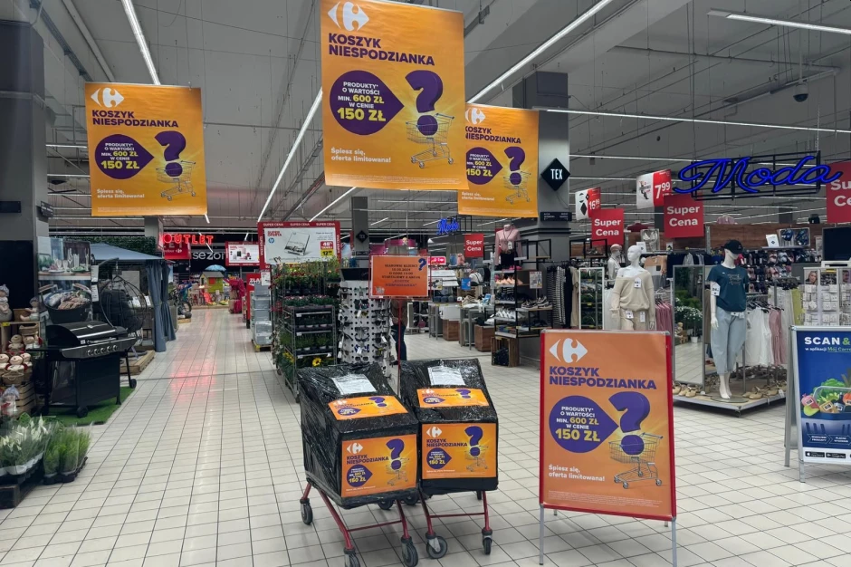 Niecodzienna promocja w Carrefour. W "koszykach niespodziankach" można znaleźć produkty warte nawet 10 razy więcej.