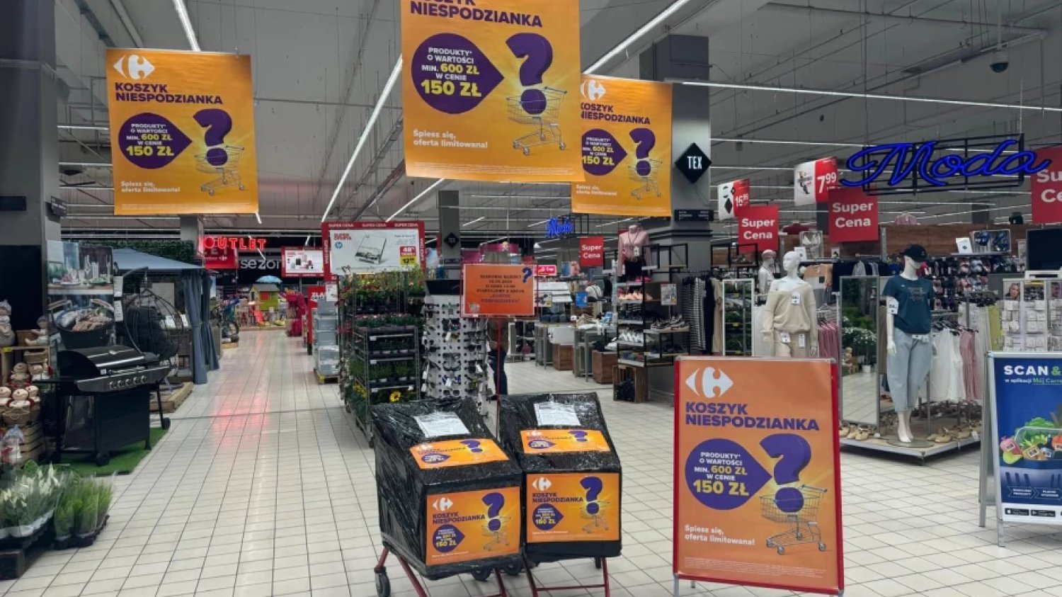 Niecodzienna promocja w Carrefour. W "koszykach niespodziankach" można znaleźć produkty warte nawet 10 razy więcej.