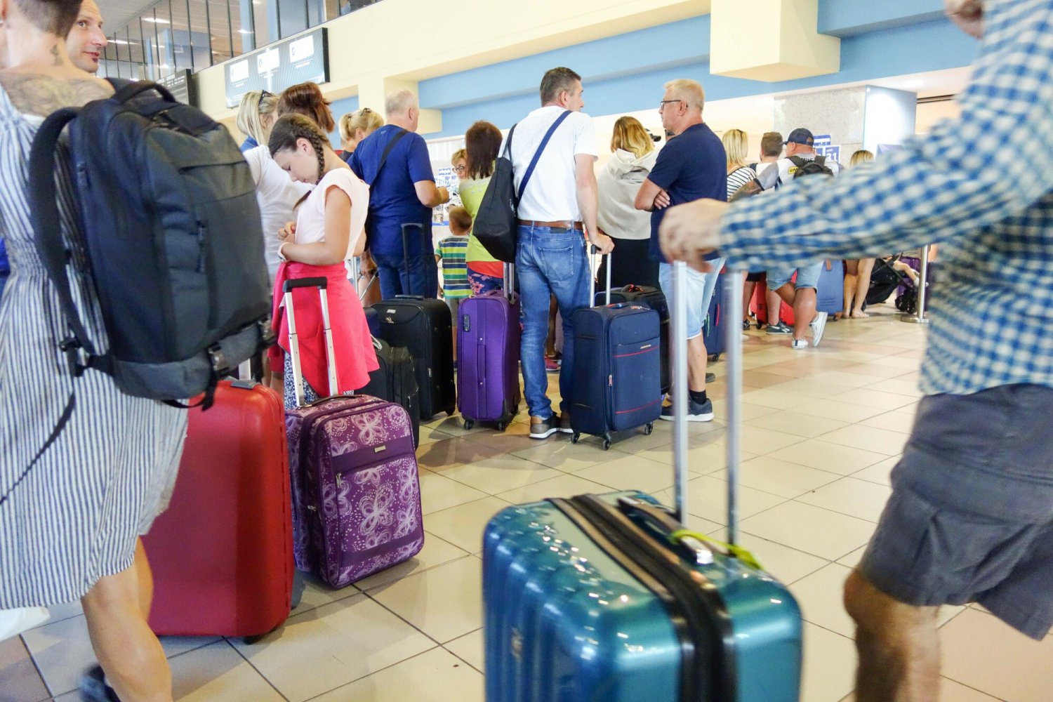 walizka twarda z materiału jaka podróż samolotem co spakować poradnik
