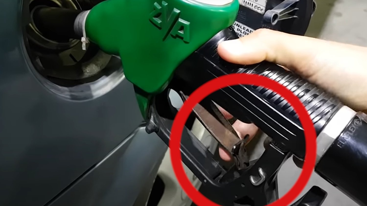 jak tankować samochód trik poradnik sposób pistolet blokada języczek