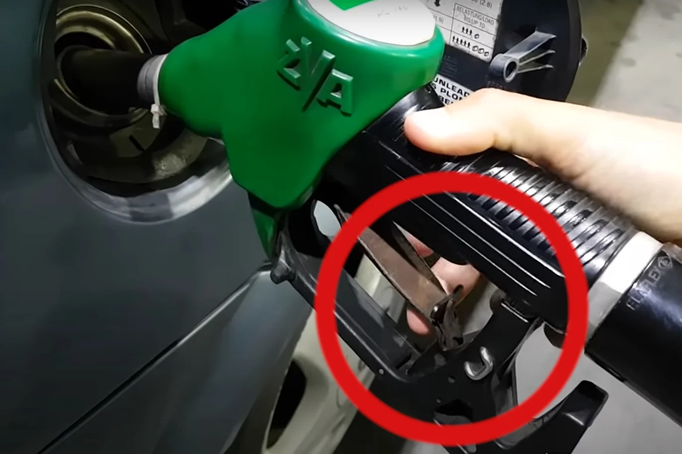 jak tankować samochód trik poradnik sposób pistolet blokada języczek