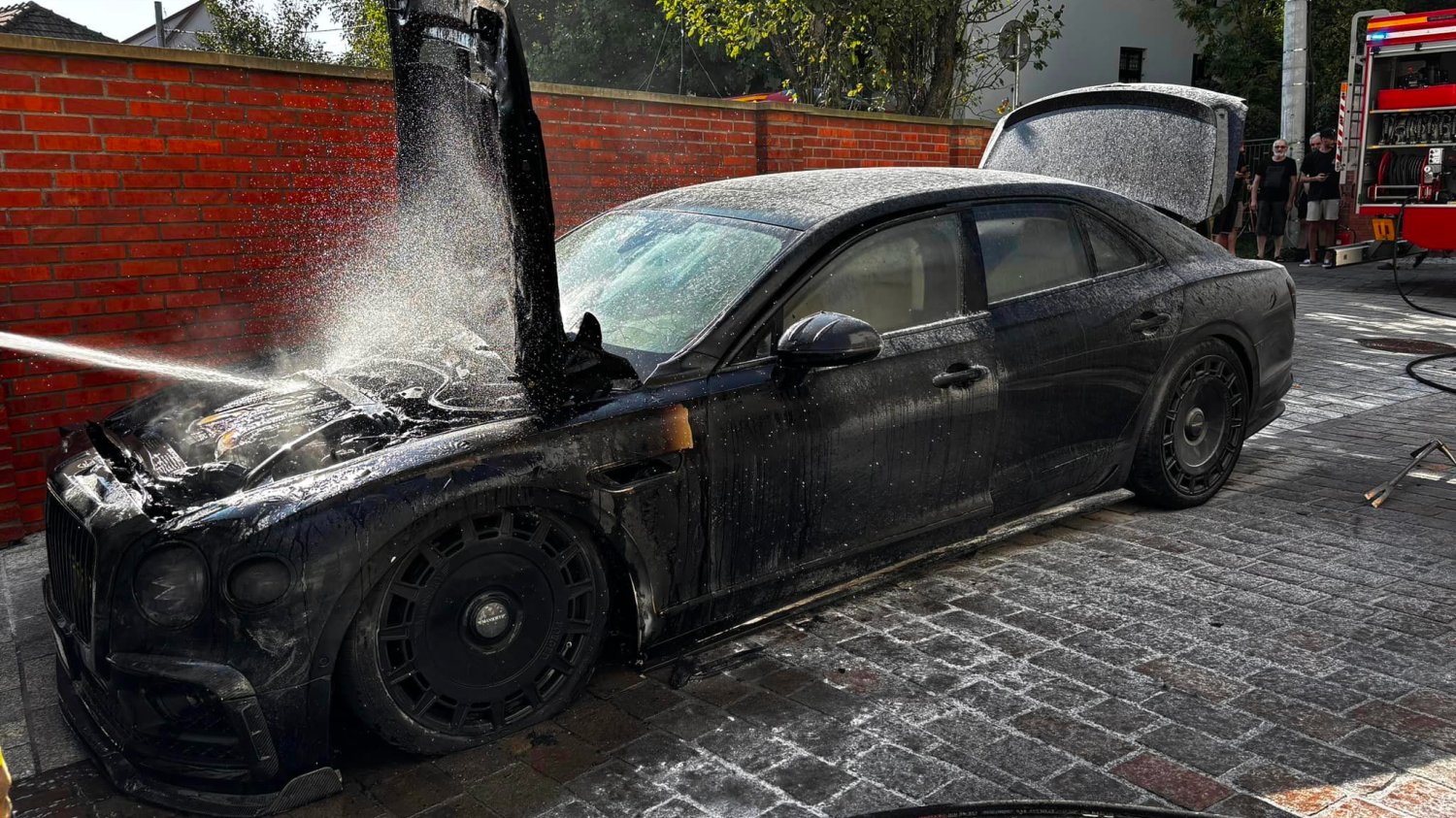 Bentley Flying Spur W12 spłonął kościół Sanktuarium Matki Bożej Pani Myślenickiej strażacy zdjęcia