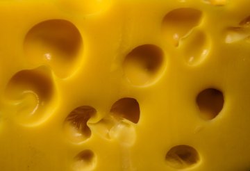 Salmonella w popularnym żółtym serze. Sanepid wydał ostrzeżenie przed spożyciem.