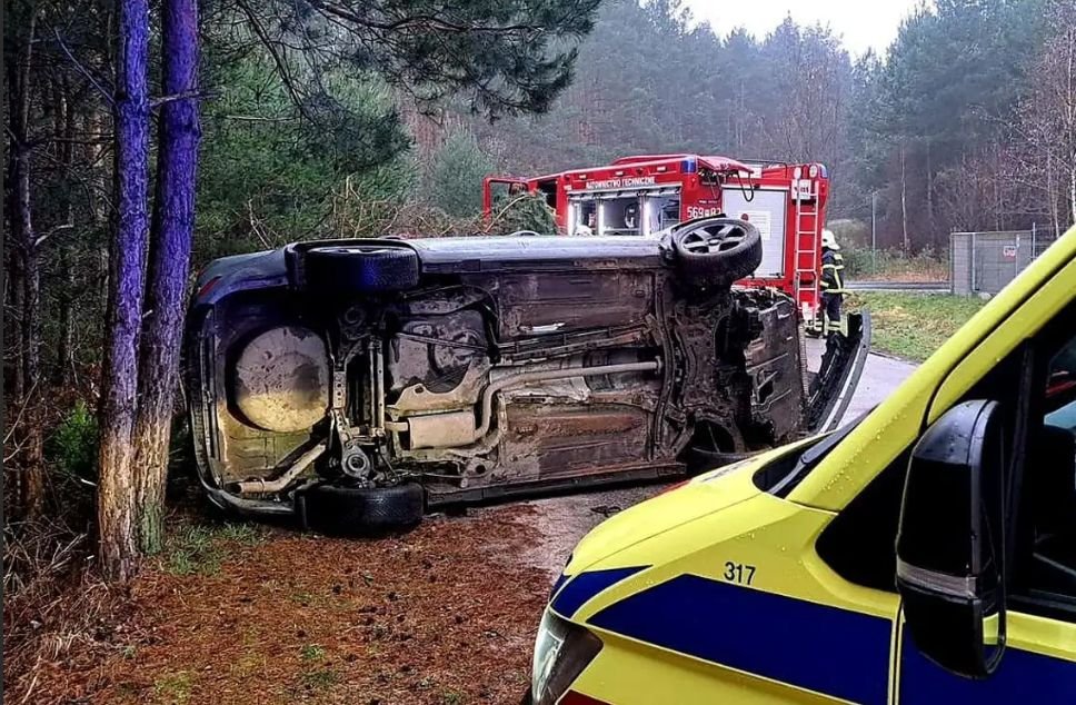 Kobieta zapaliła papierosa w aucie. Omal nie doszło do tragedii.