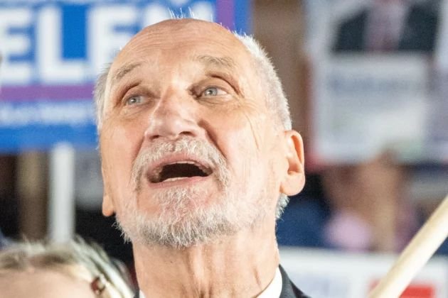 Antoni Macierewicz przekonywał w Radiu Maryja, że rząd Tuska działa na rzecz Putina ws. katastrofy smoleńskiej.