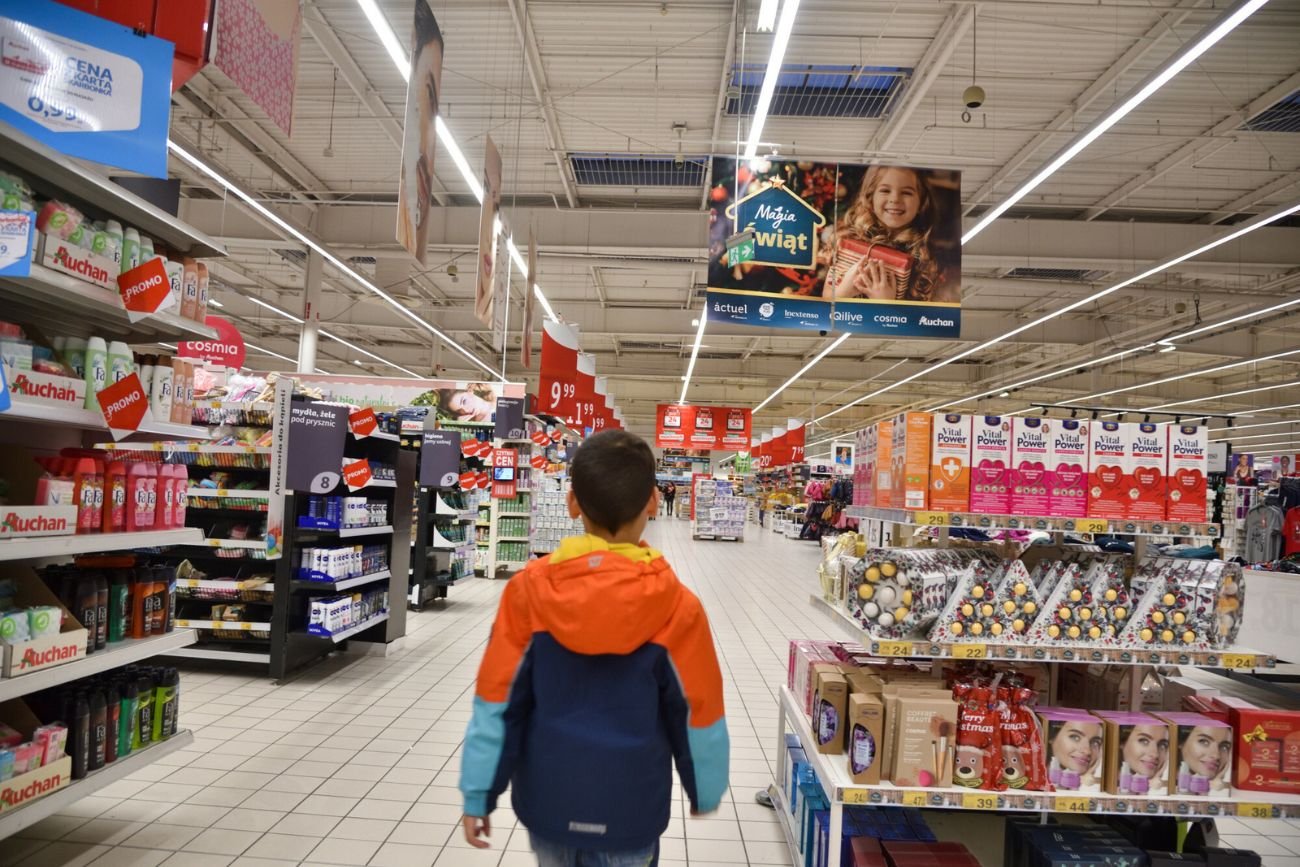 W jakim wieku dziecko może iść samo do sklepu? Prawo daje odpowiedź