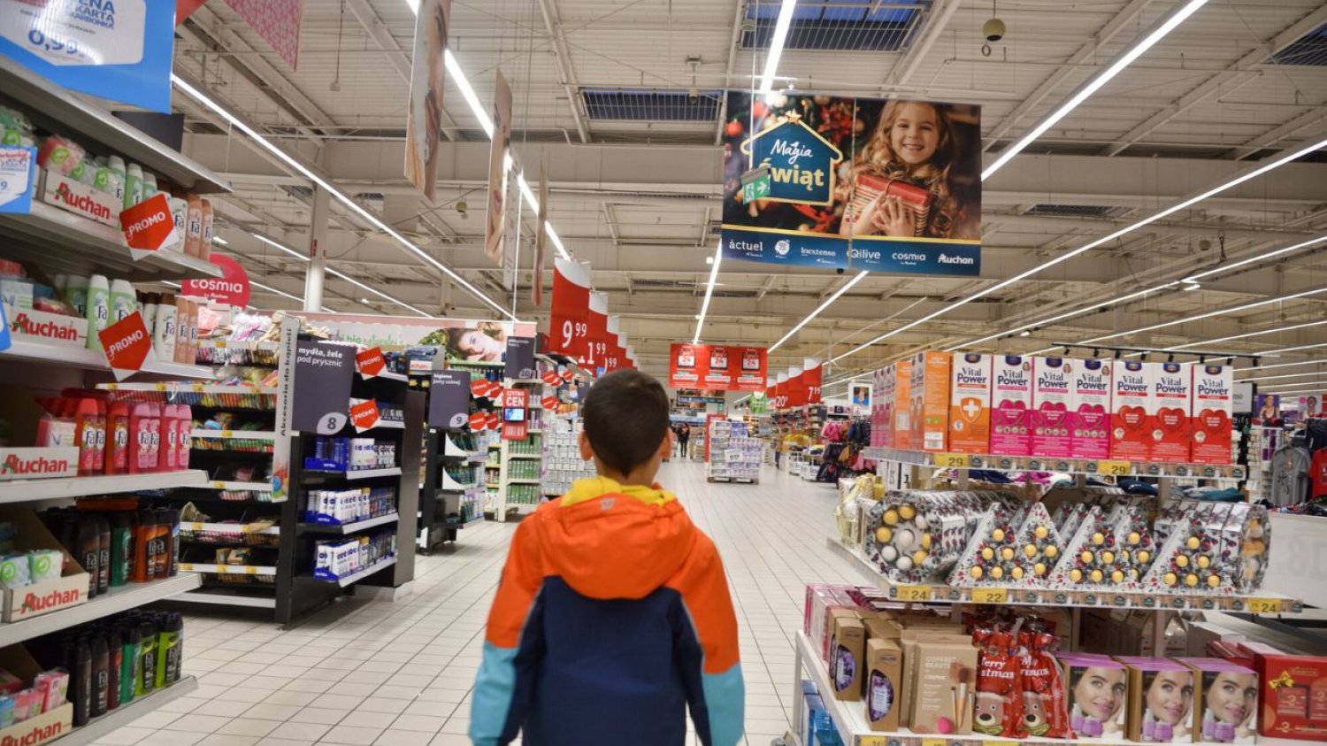 W jakim wieku dziecko może iść samo do sklepu? Prawo daje odpowiedź