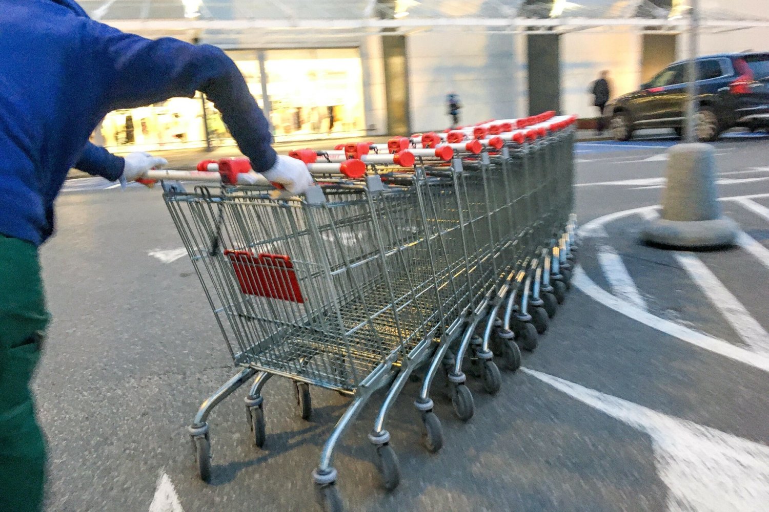 Gigantyczne zwolnienia w Auchan. Pracę straciły 634 osoby.