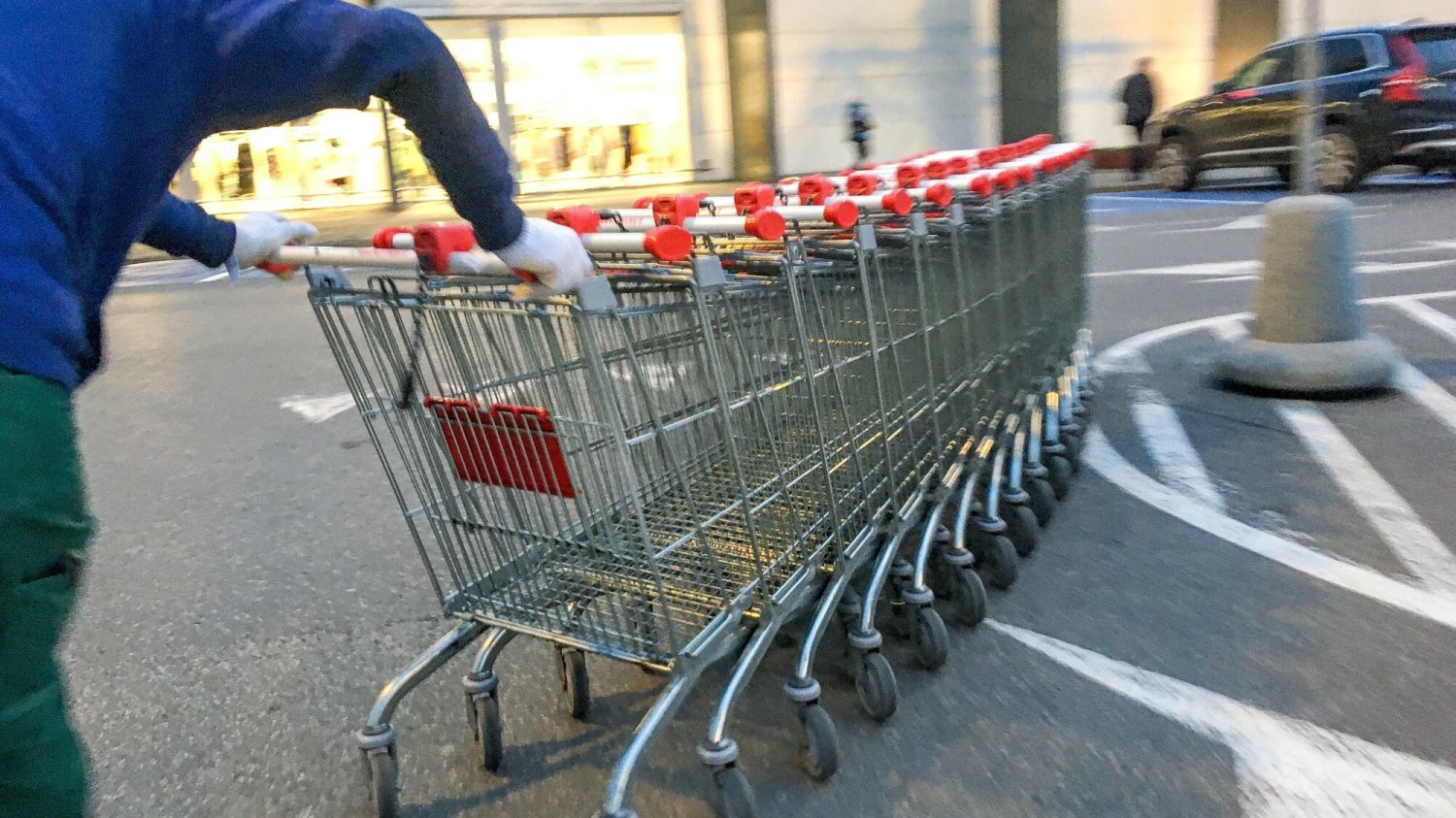 Gigantyczne zwolnienia w Auchan. Pracę straciły 634 osoby.
