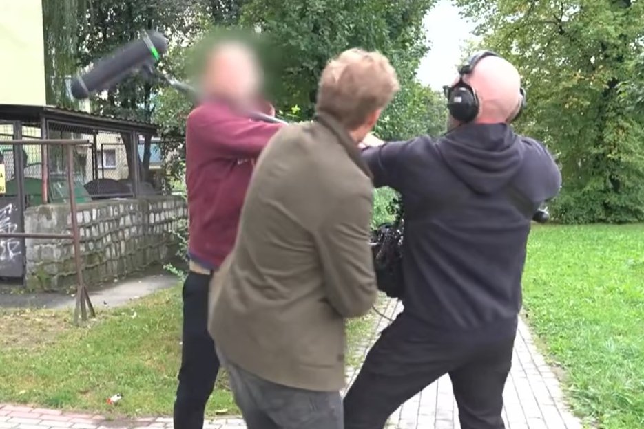 Dzierżoniów atak dziennikarz pobity uwaga tvn film nagranie wideo