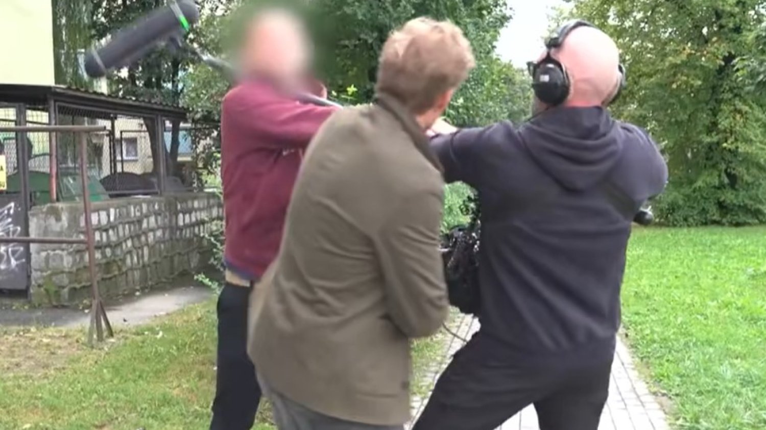 Dzierżoniów atak dziennikarz pobity uwaga tvn film nagranie wideo