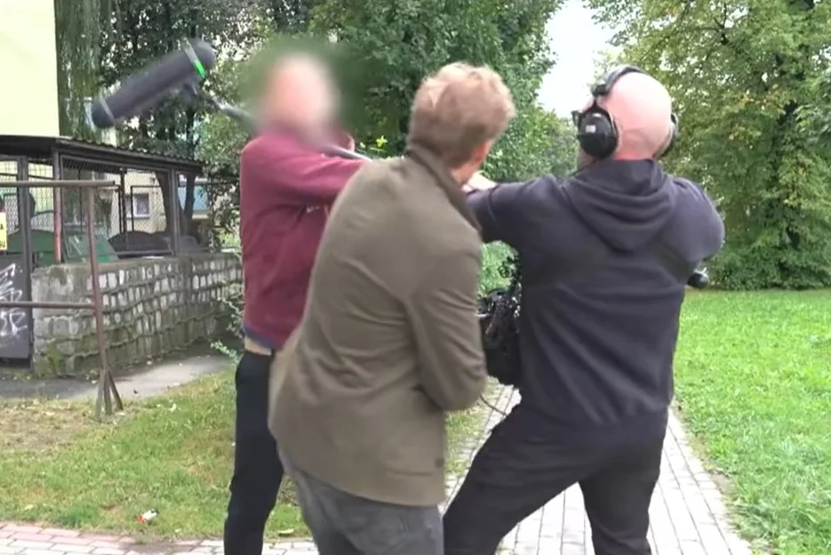 Dzierżoniów atak dziennikarz pobity uwaga tvn film nagranie wideo Dzierżoniów atak dziennikarz pobity uwaga tvn film nagranie wideo