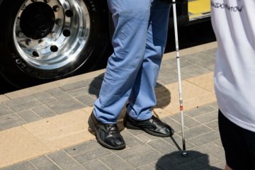 Niewidomy poprosił o pomoc w autobusie, a oskarżono go o molestowanie.