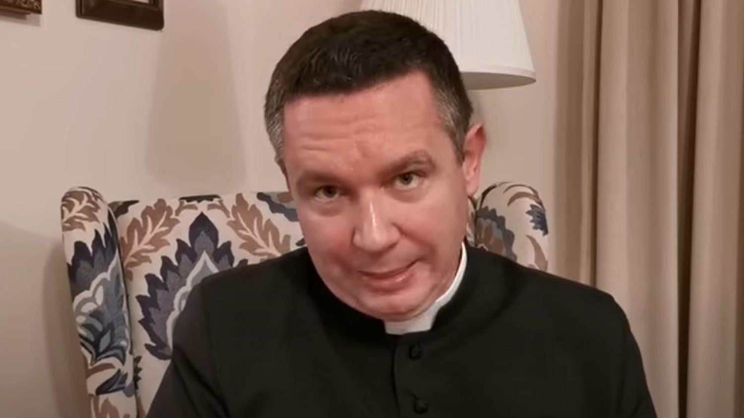 Ksiądz Daniel Wachowiak jest oburzony decyzją papieża Franciszka ws. par jednopłciowych.