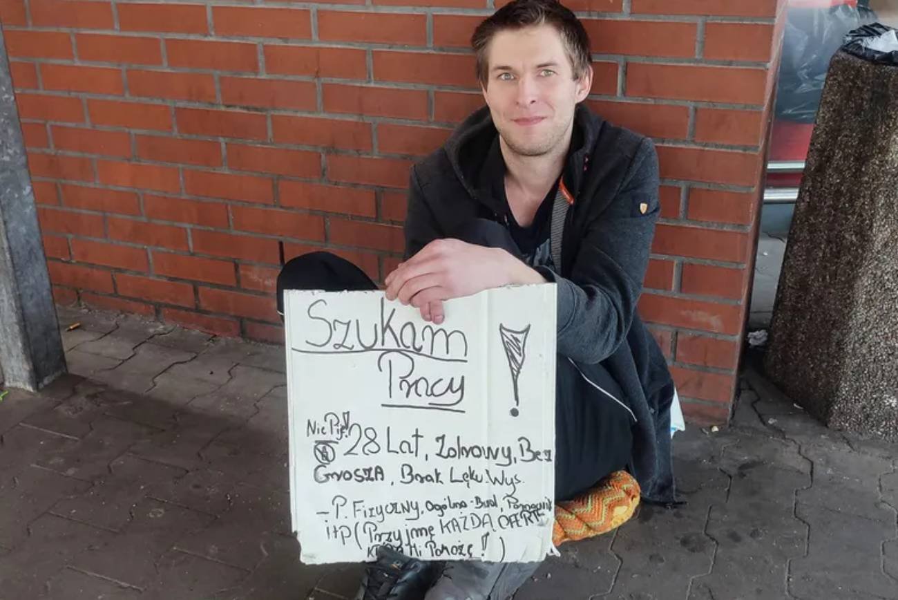 Mężczyzna napisał na kartonie, że nie ma pracy. Internauci ruszyli na pomoc
