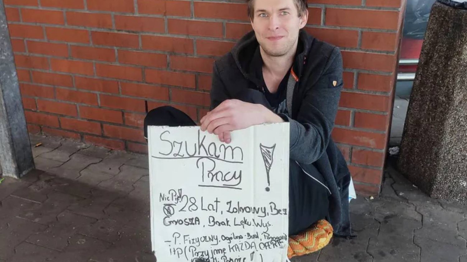 Mężczyzna napisał na kartonie, że nie ma pracy. Internauci ruszyli na pomoc