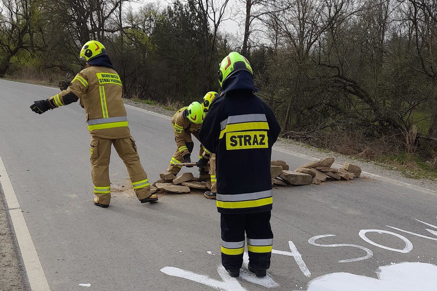 Wysowa-Zdrój. Ktoś 1 kwietnia zabarykadował drogę kamieniami