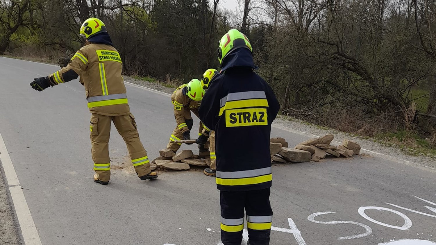 Wysowa-Zdrój. Ktoś 1 kwietnia zabarykadował drogę kamieniami