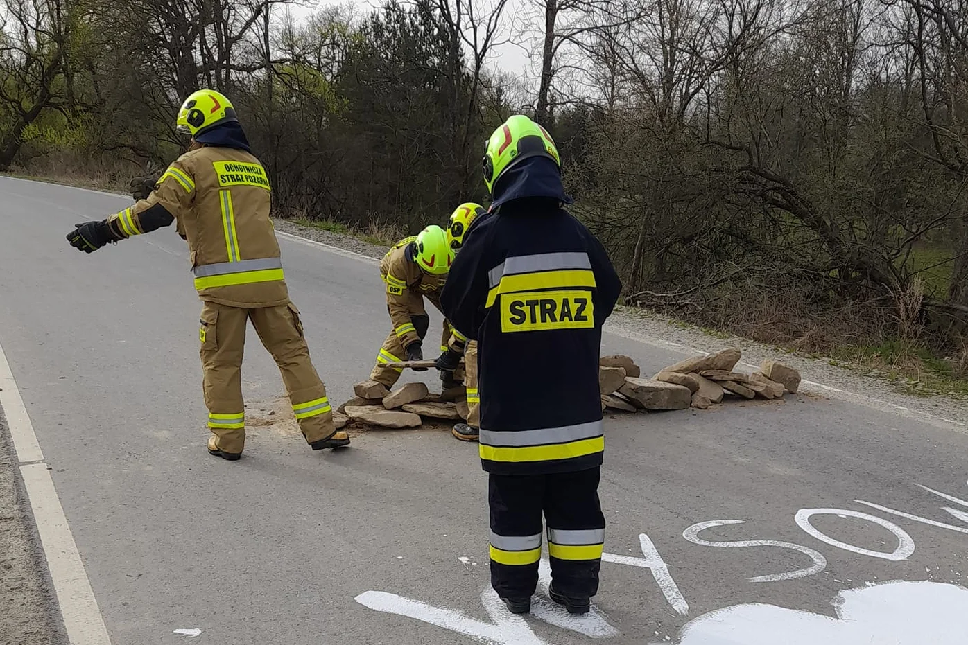 Wysowa-Zdrój. Ktoś 1 kwietnia zabarykadował drogę kamieniami