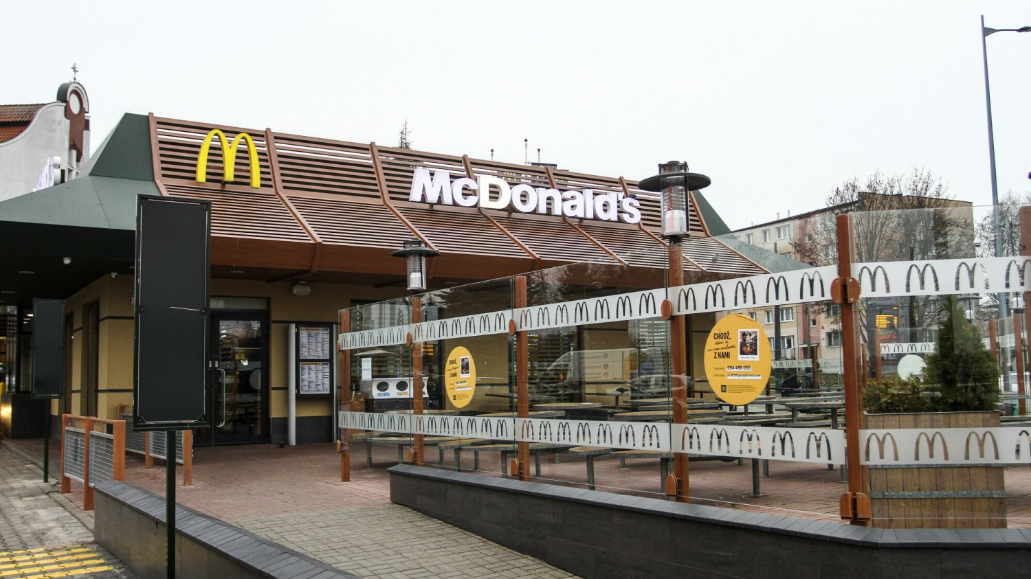 McDonald's w Polsce dolicza opłatę za papierowe kubki, a w Niemczech nie. Dlaczego?