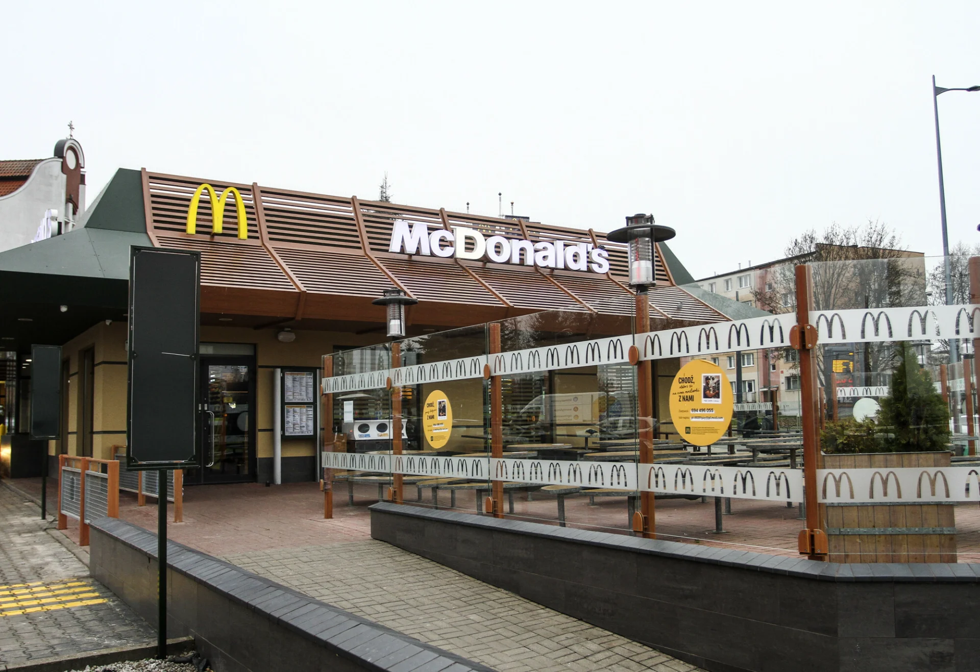 McDonald's w Polsce dolicza opłatę za papierowe kubki, a w Niemczech nie. Dlaczego?