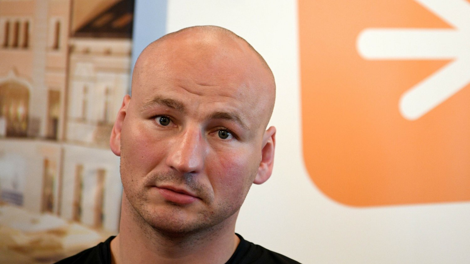 Artur Szpilka ubrał się do TVP w elegancki garnitur.