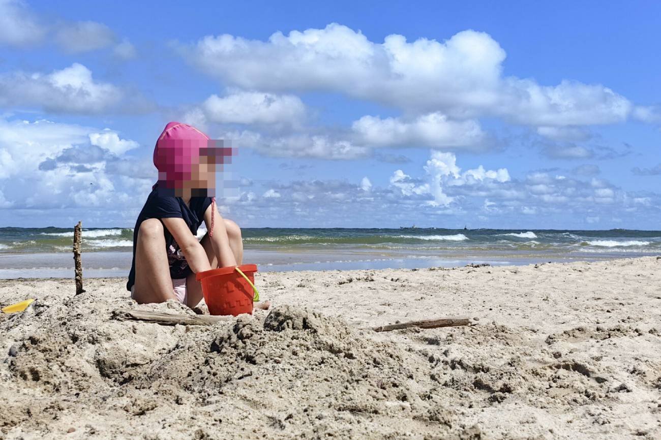2-latka zaczęła krzyczeć na plaży. To nie słońce ją poparzyło