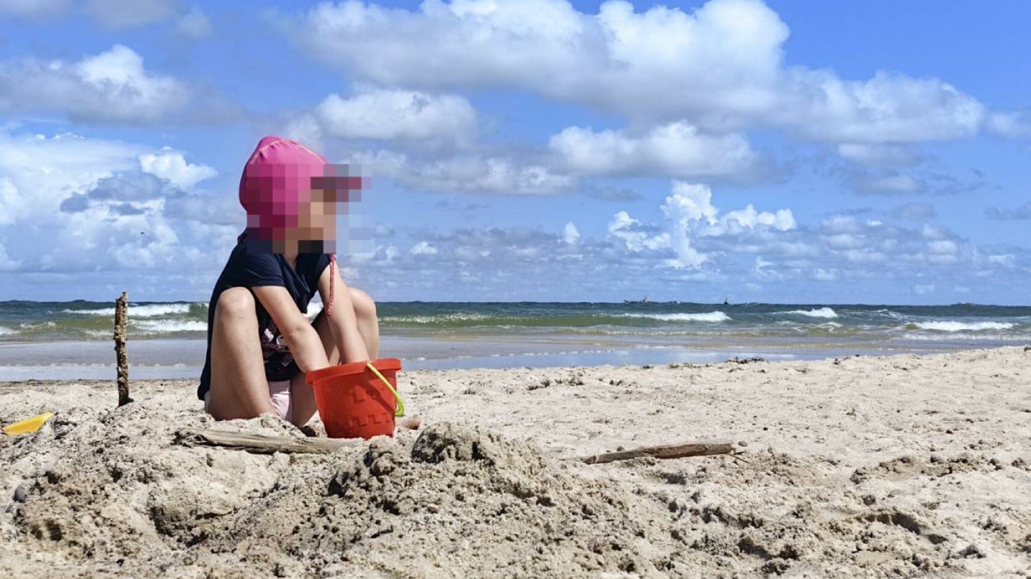 2-latka zaczęła krzyczeć na plaży. To nie słońce ją poparzyło