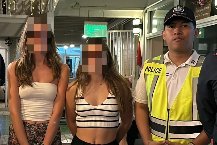 tajlandia polki turystyki opalanie się policja świątynia znaki zdjęcia