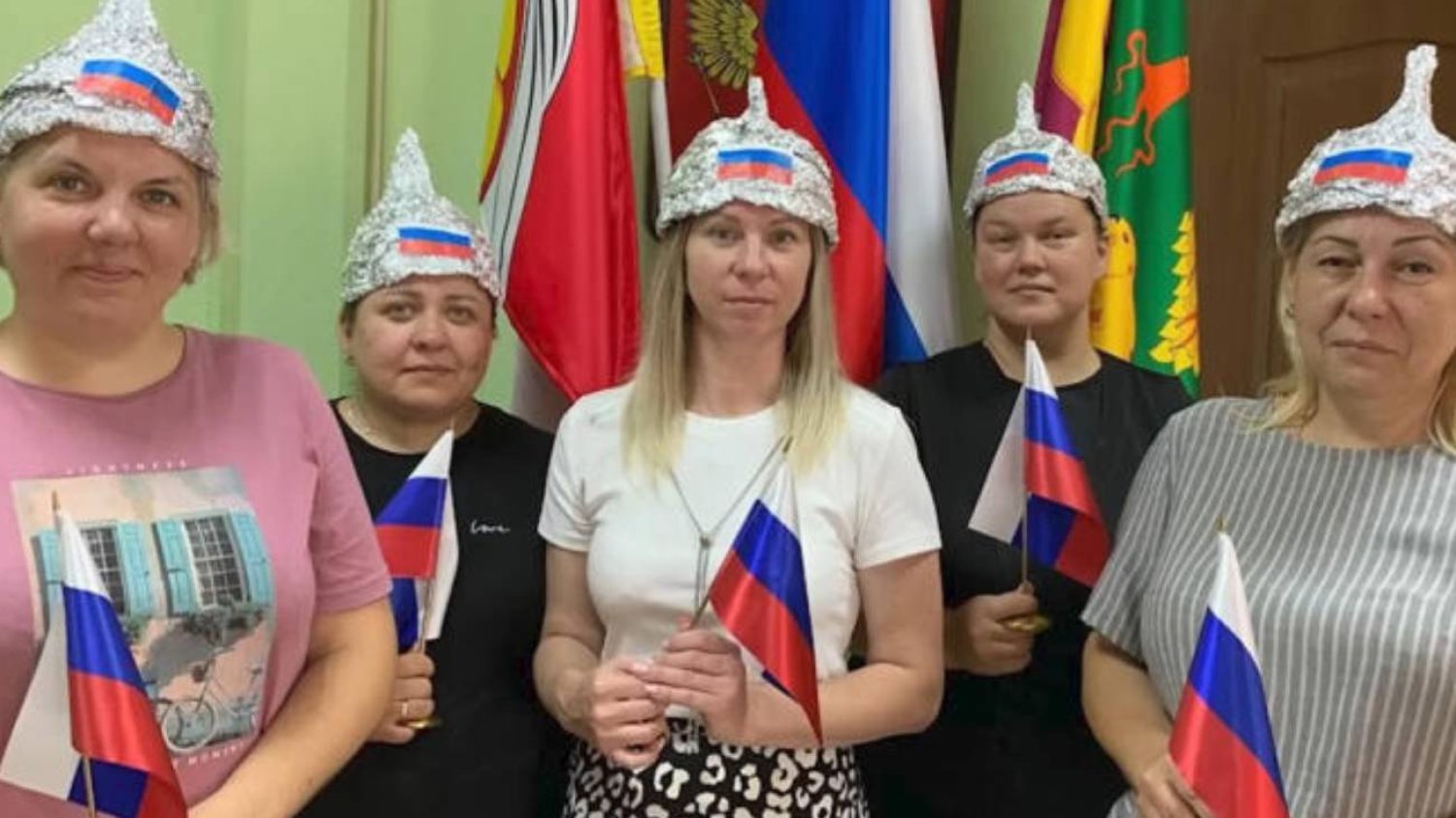 Rosyjscy nauczyciele w czapeczkach aluminiowych. Ochrona przed NATO
